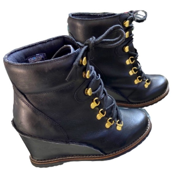 holiday sale at $29 🔥 Skechers black boots 🥾 only used them once - Picture 2 of 4